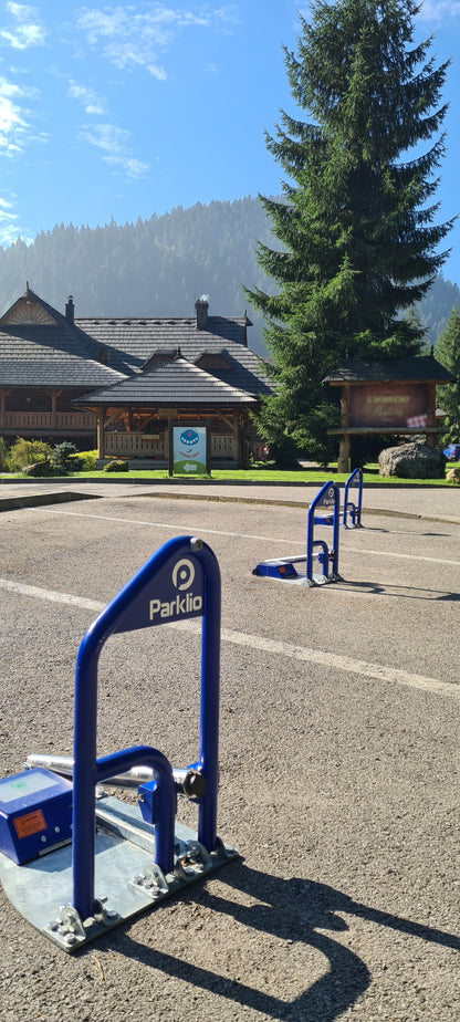 Parkplatzsperre Parklio per App steuerbar mit Solarzelle