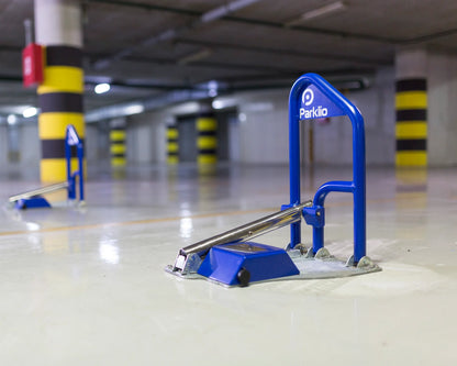 Parkplatzsperre Parklio per App steuerbar mit Solarzelle