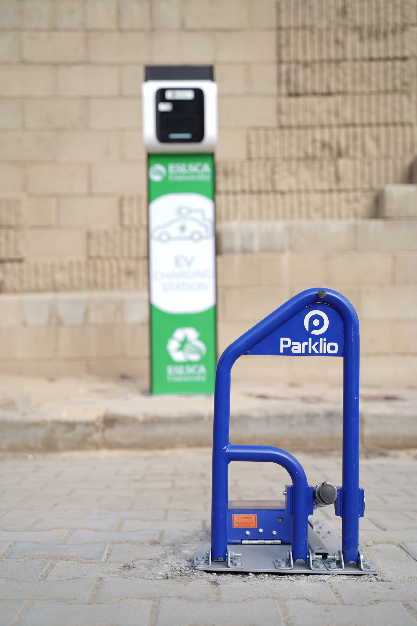 Parkplatzsperre Parklio per App steuerbar mit Solarzelle