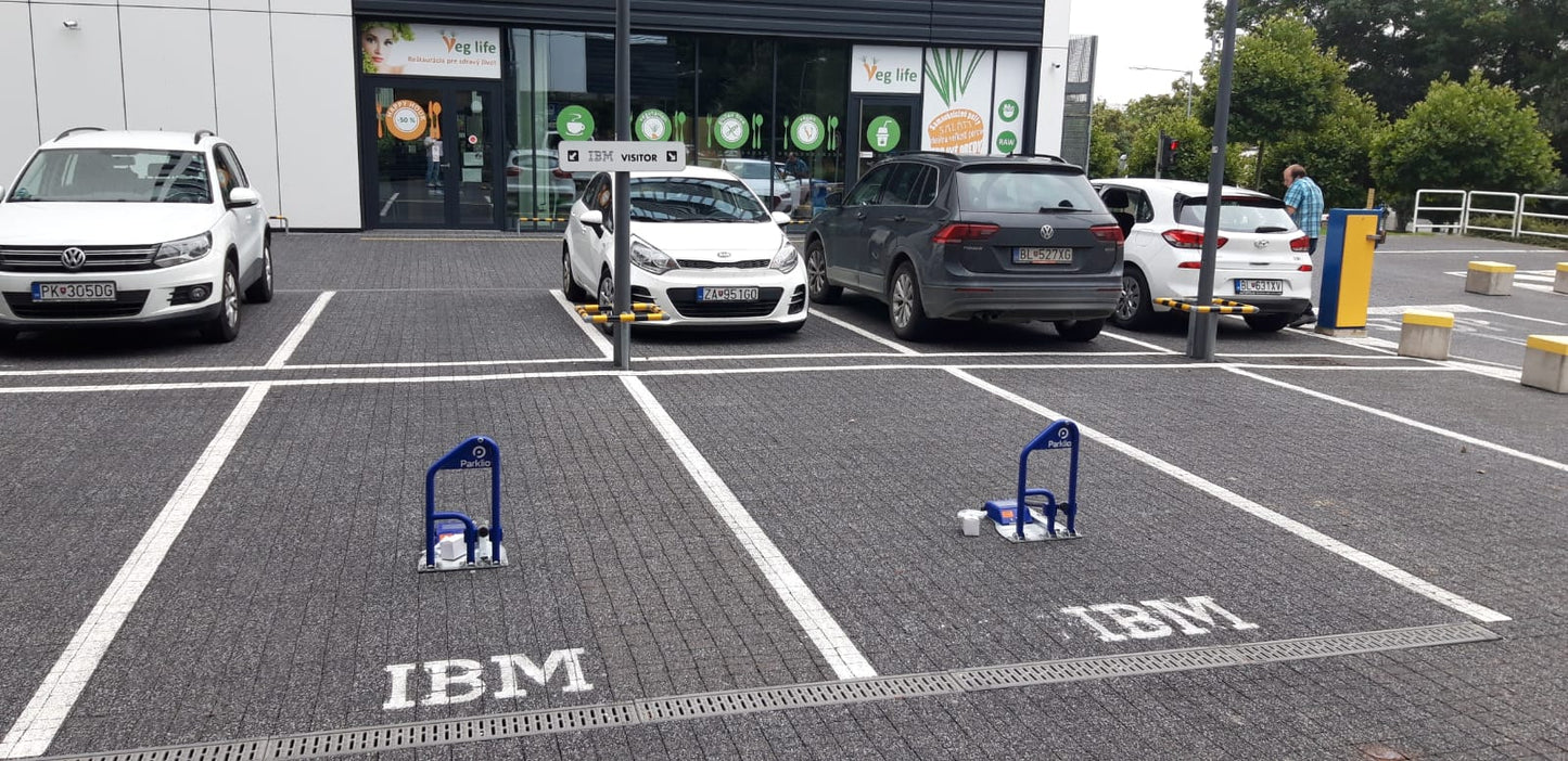 Parkplatzsperre Parklio per App steuerbar mit Solarzelle
