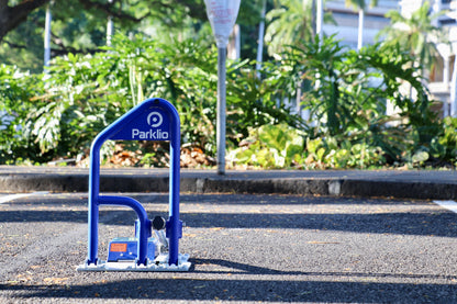 Parkplatzsperre Parklio per App steuerbar mit Solarzelle