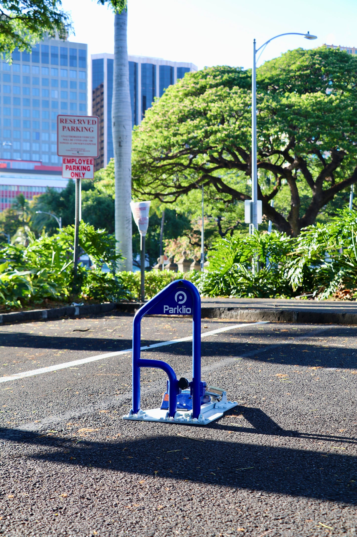 Parkplatzsperre Parklio per App steuerbar mit Solarzelle