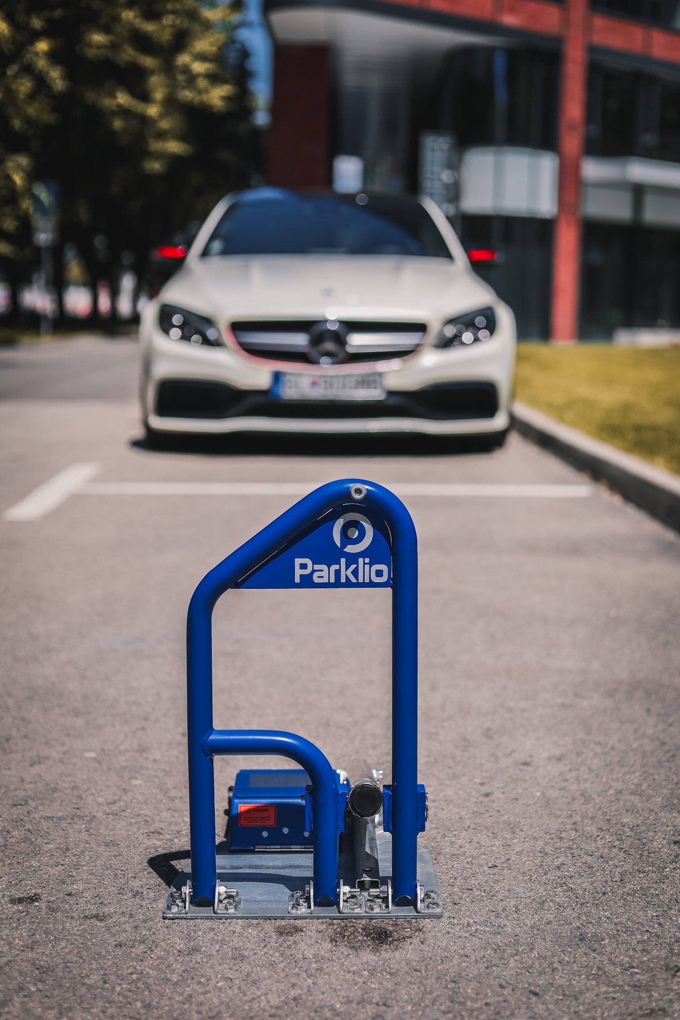 Parkplatzsperre Parklio per App steuerbar mit Solarzelle