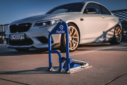 Parkplatzsperre Parklio per App steuerbar mit Solarzelle