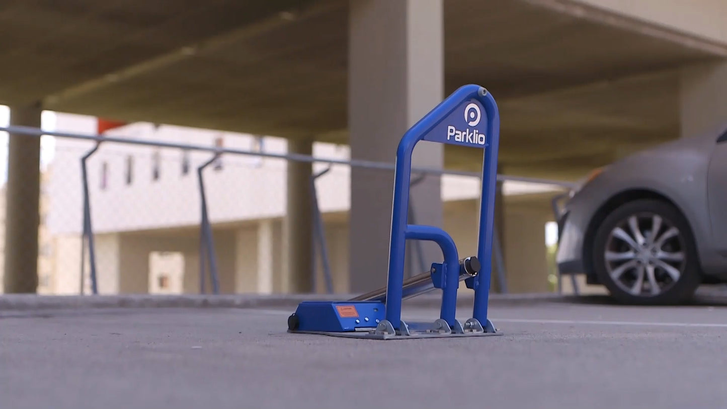 Parkplatzsperre Parklio per App steuerbar mit Solarzelle